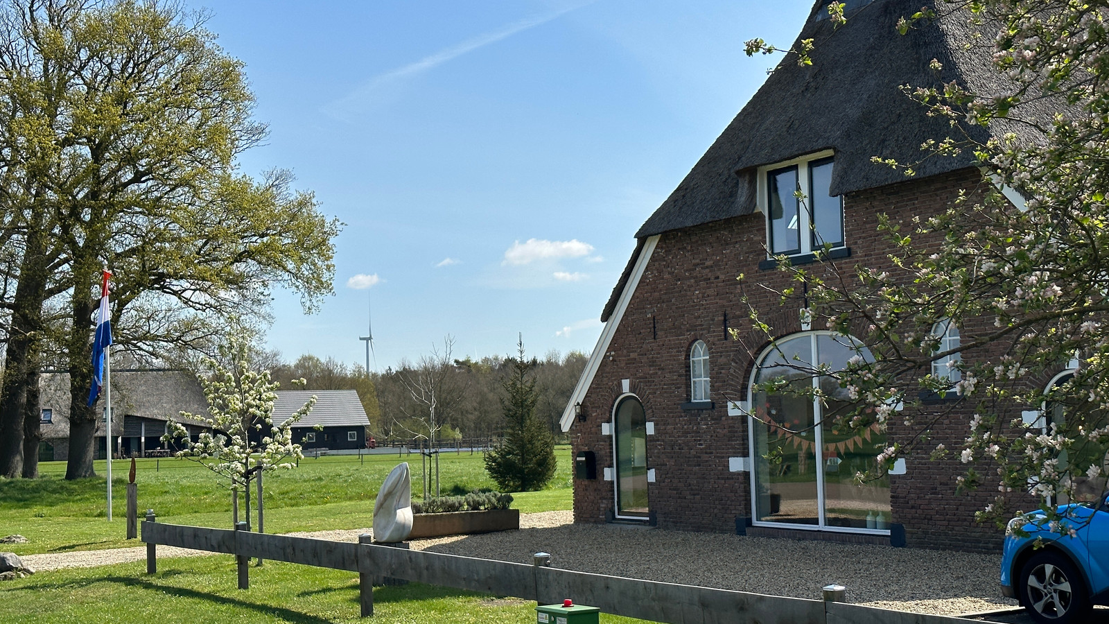 Hoeve de Klumpe in het groene landschap van Holthone