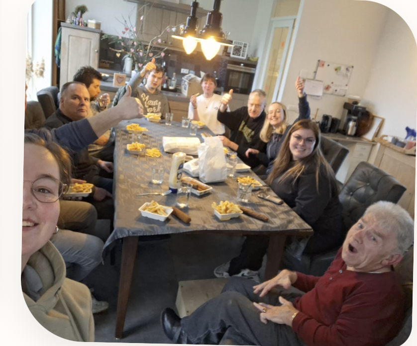 Samen patat eten aan tafel bij Hoeve de Klumpe