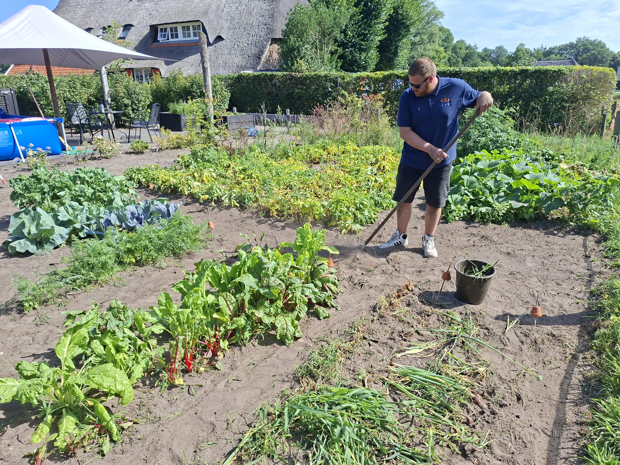 Samen werken in de tuin bij Hoeve de Klumpe